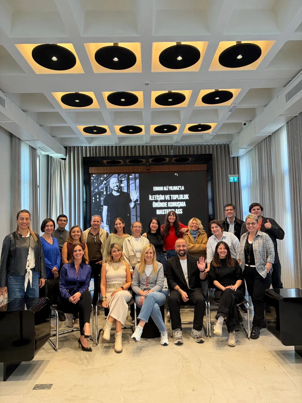 Topluluk önünde konuşma eğitimi sınıfının geniş grup fotoğrafı